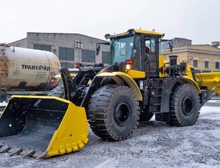 Универсальная дорожная машина Кировец К-708УДМ
